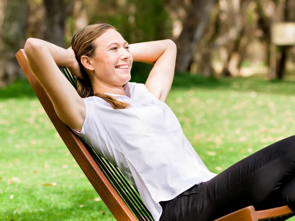 Junge Geschäftsfrau entspannt sich während ihrer Pause im Park — Stockfoto