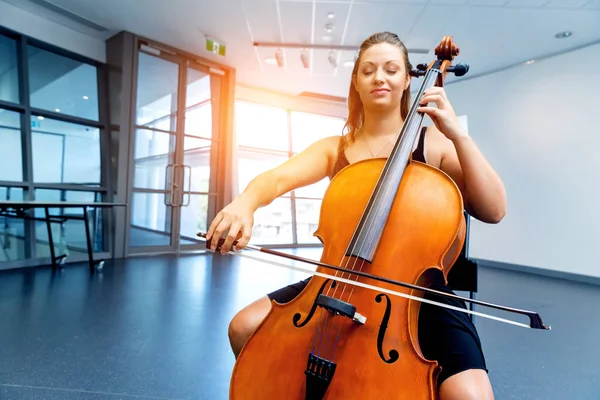 Woman playing cello — Stock Photo, Image