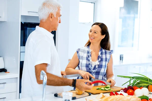 Glückliches Paar kocht zu Hause — Stockfoto