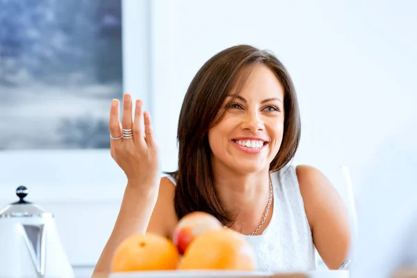 Hermoso retrato de mujer joven — Foto de Stock