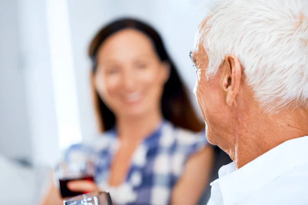 Retrato de una pareja tomando una copa de vino tinto — Foto de Stock