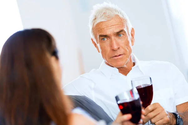 赤ワインのグラスを持って、カップルの肖像画 — ストック写真