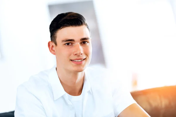 Porträt eines smarten jungen Mannes im Haus — Stockfoto