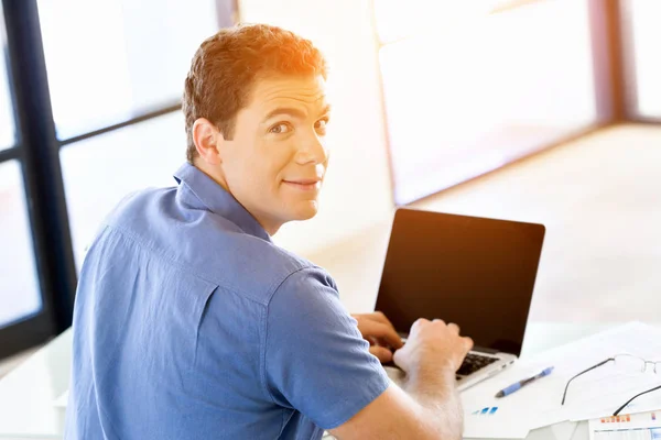 Hombre de negocios guapo trabajando en la computadora —  Fotos de Stock