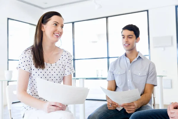 Afbeelding van zakelijke partners discussiëren over documenten en ideeën — Stockfoto