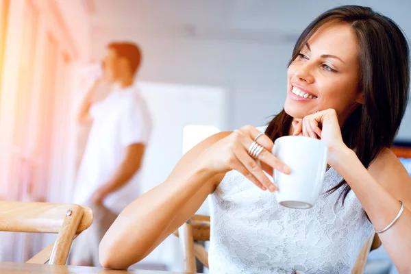Щаслива молода жінка з чашкою чаю або кави — стокове фото