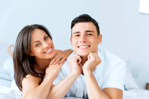 Jong koppel in het bed — Stockfoto