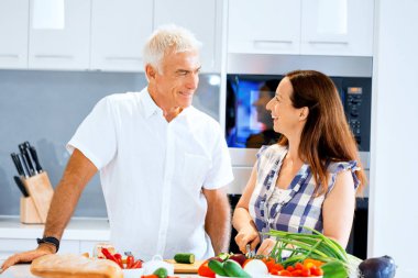 Olgun çift evde yemek