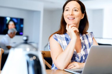 Onu laptop çalışan olgun güzel kadın