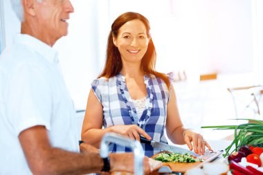 Olgun çift evde yemek