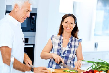 Birlikte evde yemek mutlu olgun çift