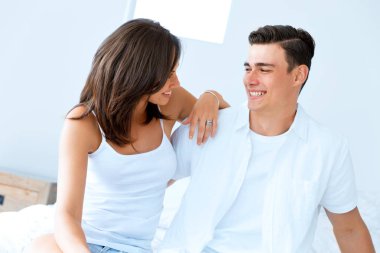 Genç mutlu çift yatak odasında.