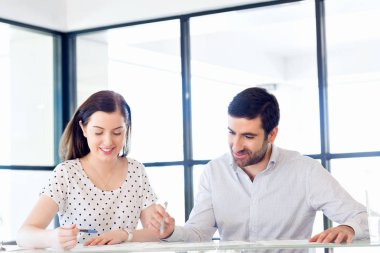 Ofiste birlikte çalışan iki genç iş adamı.