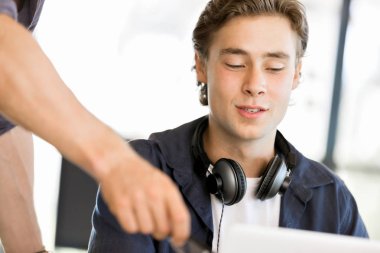 Mutlu genç adam tasarımcı çalışma