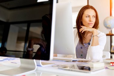 Mutlu girişimci veya serbest meslek sahibi bir ofis veya ev içinde