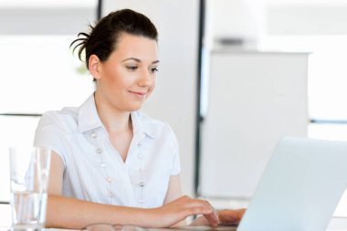 Bilgisayarda çalışan yakışıklı işadamı