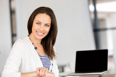 Mutlu girişimci veya serbest meslek sahibi bir ofis veya ev içinde