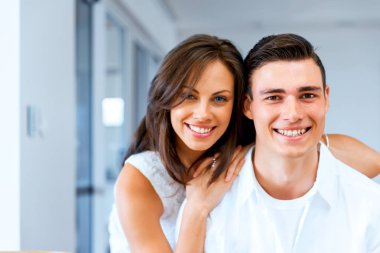 Kameraya gülümseyen mutlu çift