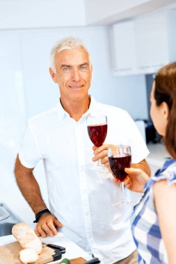 portre birkaç sahip bir kadeh kırmızı şarap