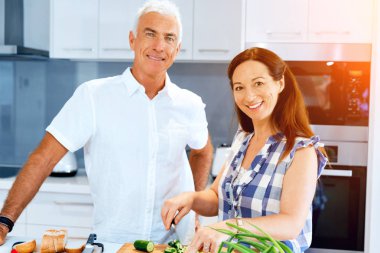 Olgun çift evde yemek