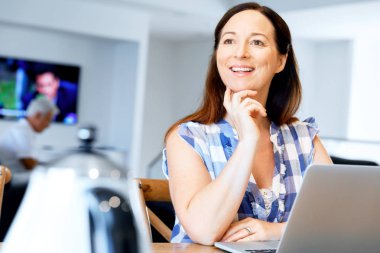 Onu laptop çalışan olgun güzel kadın