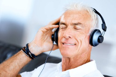 Yakışıklı gri saçlı komuta sizde kulaklıklar ile