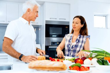 Evli çift evde yemek