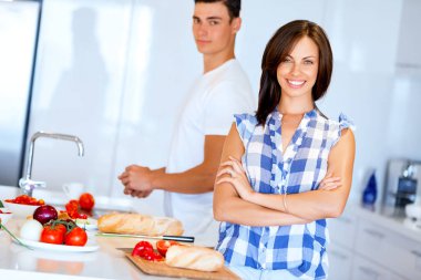 Çift birlikte evde yemek