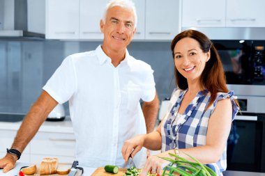 Olgun çift evde yemek