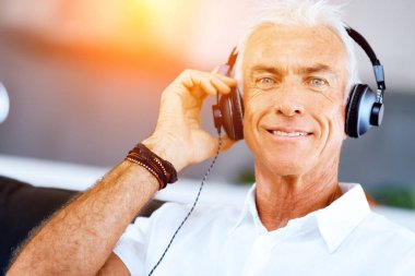 Yakışıklı gri saçlı komuta sizde kulaklıklar ile