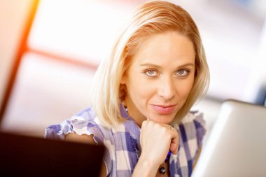 Mutlu girişimci veya serbest meslek sahibi bir ofis veya ev içinde