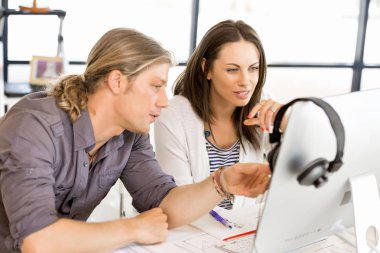 İki genç iş adamları Office görüntü