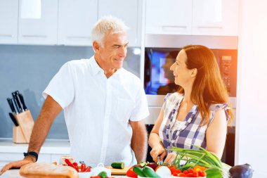 Olgun çift evde yemek