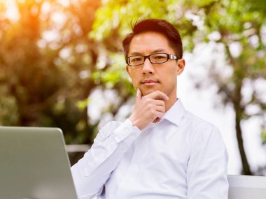 Parkta onun mola sırasında genç mutlu ve başarılı iş adamı