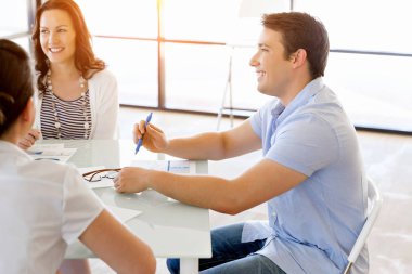 Resmi belgeler ve fikirleri tartışmak iş ortakları