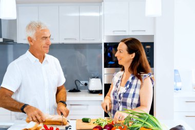 Olgun çift evde yemek