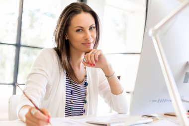 Mutlu girişimci veya serbest meslek sahibi bir ofis veya ev içinde