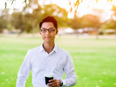 Adam bir parkta bir kahve molası