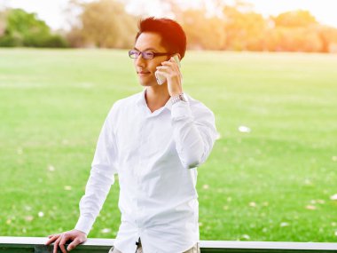 Parkta onun mola sırasında genç mutlu ve başarılı iş adamı