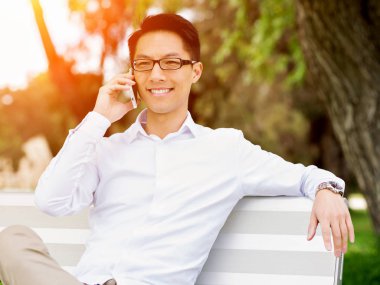 Parkta onun mola sırasında genç mutlu ve başarılı iş adamı