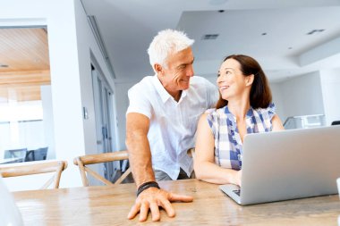 Mutlu modern Olgun çift üstünde laptop evde çalışma