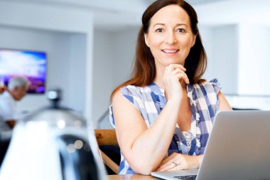 Onu laptop çalışan olgun güzel kadın