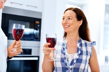 Bir bardak şarap holding ile üst düzey kadın