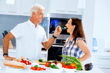 Olgun çift evde yemek