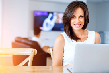Onu laptop çalışan genç güzel kadın