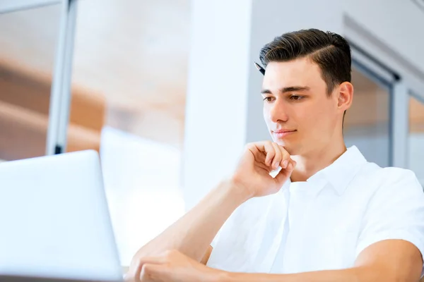 Homem trabalhando no laptop em casa — Fotografia de Stock