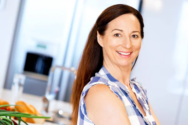 Mooie vrouw permanent in de keuken — Stockfoto