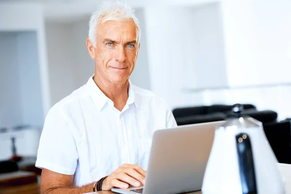 Homem trabalhando no laptop em casa — Fotografia de Stock