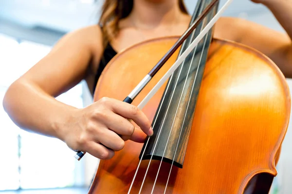 Tutup cello dengan busur di tangan — Stok Foto