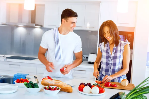 Giovane coppia cucina a casa — Foto Stock